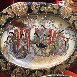 Αντίκα SATSUMA σπάνιο επιχρυσωμένο  επισμαλτωμένο και ζωγραφισμένο στο χέρι πιάτο πορσελάνης ανάγλυφο κρακελέ με υπέροχη παράσταση από 14 φιγούρες γκέισας και πολύχρωμα σμάλτα …Άθικτο!
