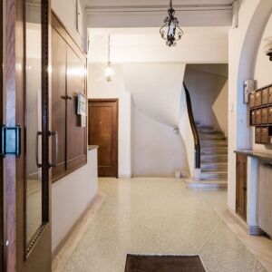 Ένα μοντέρνο επιπλωμένο διαμέρισμα σε μία από τις πιο όμορφες παλιές πολυκατοικίες στο κέντρο της Αθήνας