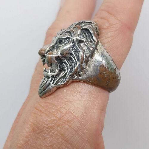 Vintage lion head ring with black onyx eyes