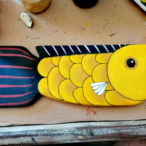 Λαϊκή τέχνη ψάρι ζωγραφισμένο πάνω σε σκαλιστό ξύλο με χρώματα αγιογραφίας.