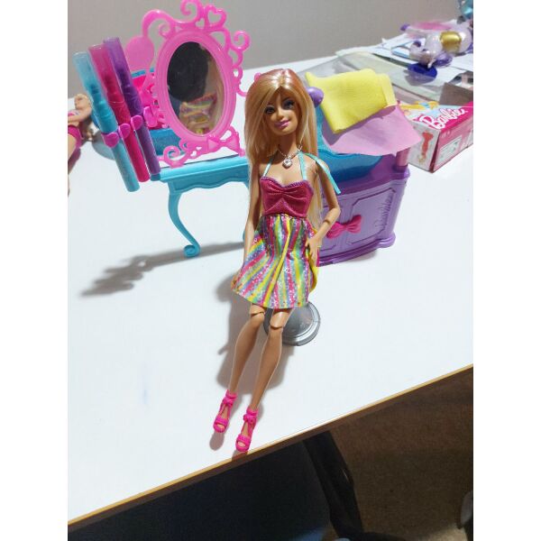 Barbie koukla me kommotirio