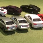 10 μινιατούρες ΙΧ αυτοκινήτων σε διάφορα χρώματα στη κλίμακα 1:87 HO