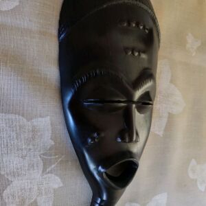 Αφρικάνικη μάσκα από ξύλο έβενο. Αγοράστηκε το 1992 από Ναϊρόμπι Κένυας. Διαστάσεις 22x10 εκατοστά. Αχρησιμοποίητη