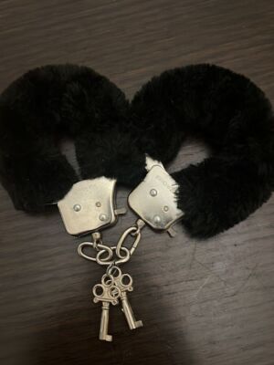 Αποκριάτικες χειροπέδες μαύρες από πλαστικό σαν καινούργιο