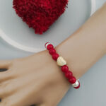 Δώρο για την γυναίκα κόκκινο βραχιόλι με νεφρίτης και πέρλες του γλυκού νερού με μεταλλική χρυσή ματ καρδιά