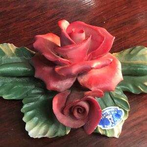 Αντίκα Capodimonte Ιταλίας επιτραπέζιο πορσελάνινα διακοσμητικά τριαντάφυλλα  (Capodimonte porcelain decorative roses)