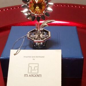 Ασημένια μινιατούρα  Ιταλίας λουλούδι με αυθεντικά κρύσταλλα και strass Swarovski..Αμεταχείριστο στο κουτί του..Με την πιστοποίηση του!