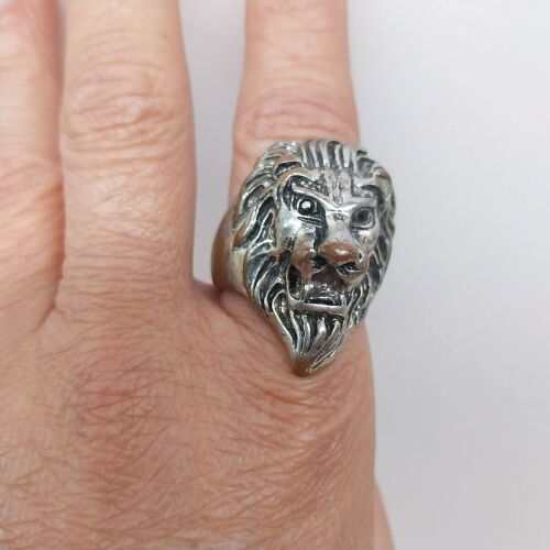 Vintage lion head ring with black onyx eyes