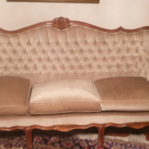 Τριθέσιος καναπές στυλ Luis IV μπεζ βελούδο και μασίφ καρυδιά 1,84×55β×91υ
