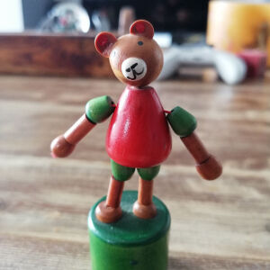 Vintage ξύλινο παιχνίδι αρκουδάκι ενωμένο με μπετονια.