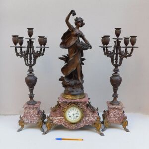 Ρολόι μεταλλικό με άγαλμα κοπέλας, μαρμάρινη βάση και δυο πεντάκερα κηροπήγια.