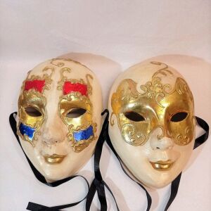 Δύο χειροποίητες Βενετσιάνικες μάσκες της δεκαετίας του '70.