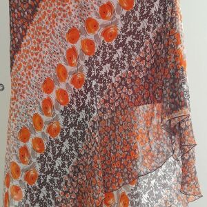 Ασύμμετρη μακρυά πορτοκαλί λουλουδένια φούστα