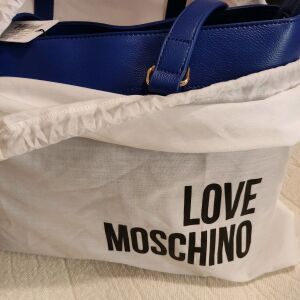 Μεγάλη τσάντα Love Moschino σε χρώμα μπλέ.