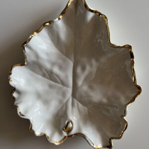 Διακοσμητικό πιάτο από λευκή πορσελάνη σε σχήμα φύλλου σφένδαμου