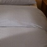 Παπλωματοθήκη με 2 μαξιλαροθήκες ριγέ για διπλό κρεβάτι χρώμα γκρι - λευκό 100% βαμβάκι