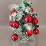 Χριστουγεννιάτικο γυάλινο δέντρο με κόκκινες μπάλες