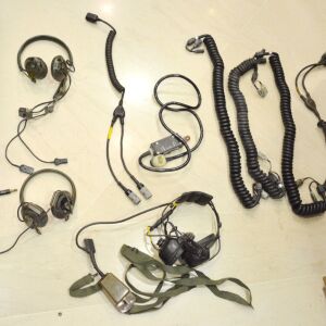 Δέκα (10) στρατιωτικές συσκευές ασυρματιστών (ακουστικά-μικρόφωνα-καλώδια) λειτουργικά του Ε.Σ. (120  ευρώ)