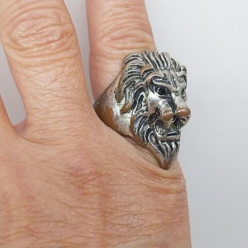 Vintage lion head ring with black onyx eyes