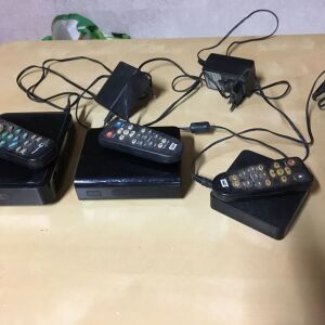 3 Media players (ola mazi paketo) , 1 Seagate 2 Western Digital