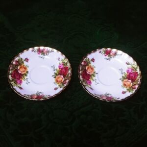 Ζευγάρι πιατάκια για φλιτζάνια του καφέ Royal Albert "old country roses" bone china England 1973-1993