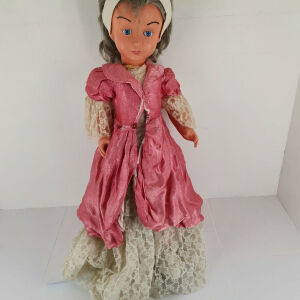 Κούκλα με κορδέλα  που μιλάει και περπατάει εποχής 1970 συλλεκτικό κομμάτι