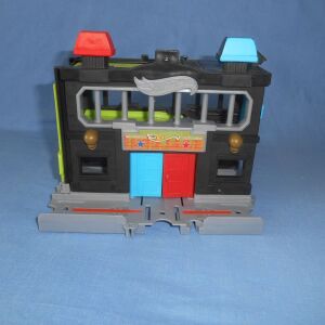 HOT WHEELS DOWNTOWN POLICE STATION BREAKOUT FNB00