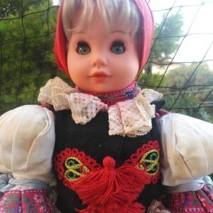 Vintage κούκλα βινυλίου με παραδοσιακή φορεσιά