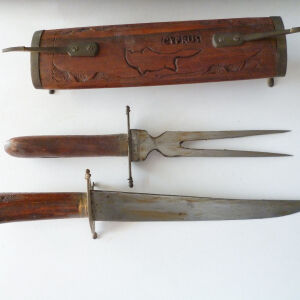 Μαχαίρι και διχάλα σε ξύλινη θήκη