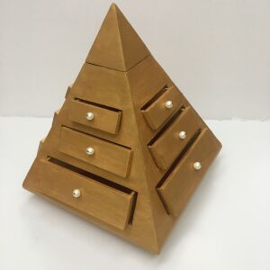 Χειροποίητη μπιζουτιερα-πυραμίδα