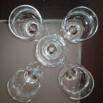 Πέντε ολοκαίνουρια γυάλινα κολωνάτα ποτήρια για λευκό κρασί, στην συνολική τιμή των 6 ευρώ
