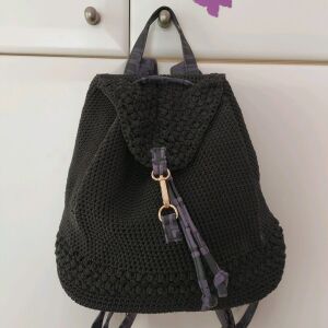 χειροποίητη πλεκτή τσάντα σε μαύρο χρώμα.