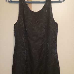 Βραδινό maxi μαύρο φόρεμα με ανάγλυφα σχέδια και παρτούς ώμους, Νο 40