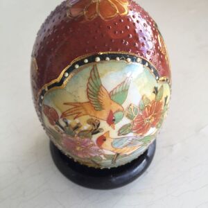 Vintage χειροποίητο αυγό πορσελάνης στυλ satsuma made in china, ύψους 10εκ, με βάση.