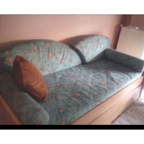 kanapes- krevati