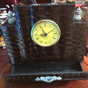 Vintage επιτραπέζιο Ρολόι με συρτάρι και μεταλλικές φιγούρες αλόγων και λεπτομέρειες  (Vintage Desktop Clock)...(Πληροφορίες απόκτησης σε μἠνυμα)