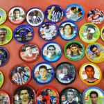 Συλλεκτικές 48 μεταλλικές τάπες ποδοσφαιριστών του 2007 με φωτογραφία και ατομικά στοιχεία σε άριστη κατάσταση (80 ευρώ)