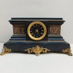 Ρολόι επιτραπέζιο μαρμάρινο με ανάγλυφες χάλκινες παραστάσεις, περίπου 130 ετών.