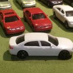 10 μινιατούρες ΙΧ αυτοκινήτων σε διάφορα χρώματα στη κλίμακα 1:87 HO