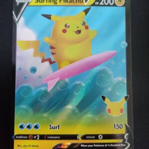 Pokemon Surfing Pikachu V 008/025 από τη συλλογή Celebrations 2021.