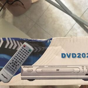 DVD + remote control.  Ολοκαινουργιο στο κουτι. δεν ανιχτικε ποτε