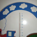 Ξύλινο επιτοίχιο θερμόμετρο για παιδικό δωμάτιο