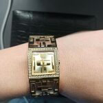 Guess ρολόι σε άριστη κατάσταση, χρυσό, εντυπωσιακό. Aγοράστηκε 220 ευρώ από το Attica. Πολυ ασφαλές κουμπωμα.