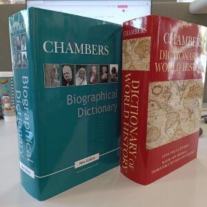2 λεξικά στα αγγλικά Chambers dictionary of world hostory ang biographical dictionary