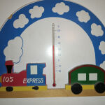 Ξύλινο επιτοίχιο θερμόμετρο για παιδικό δωμάτιο