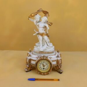 Ρολόι επιτραπέζιο πορσελάνινο, "Capodimonte", σφραγισμένο, περίπου 130 ετών.