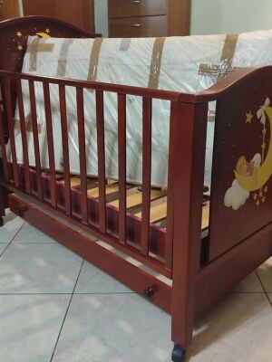 Baby crib with mattress and baby trousseau