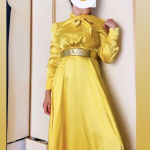 Κίτρινο σατέν μάξι φόρεμα με φιόγκο στο λαιμό