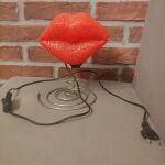 Pop Art φωτιστικό/πορτατίφ σε σχέδιο χείλη